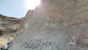 Peri bacalarına yazılan yazılar temizleniyor