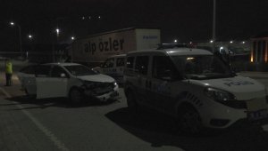 Polisten kaçan alkollü sürücü 2 ekip otosunda çarparak durabildi