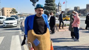 Sanatını sokağa ve sosyal medyaya taşıdı, milyonlara ulaştı