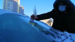 Termometreler eksi 11'i gördü, Kayseri buz tuttu