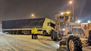 Tır, yolcu otobüsü ve otomobil kaza yaptı, yol trafiğe kapandı