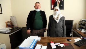 Yaşlı teyzenin parasını bulan duyarlı vatandaş parayı teslim etti