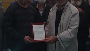 31 yıldır aynı mahallede görev yapan imama plaketli veda