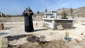 Asansör dairesinde ölü bulunan genç kadın toprağa verildi