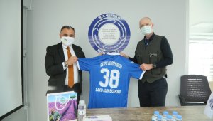 Başkan Cabbar, voleybol takımına desteğinden dolayı Öksüt Madenciliğe teşekkür etti