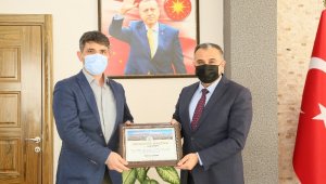 Başkan Cabbar'dan İl Tarım Ve Orman Müdürlüğü'ne atanan Kürşat Kaliber'e teşekkür plaketi