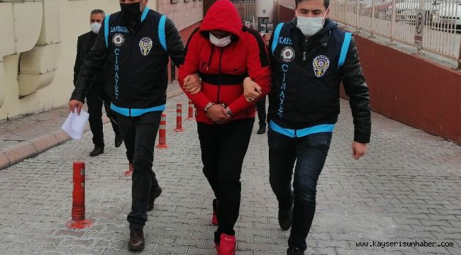 Cinayet dedektifleri 200 saatlik güvenlik kamerasını izleyerek boşandığı eşini öldüren şahsı yakaladı