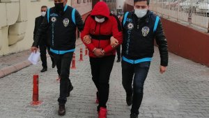 Cinayet dedektifleri 200 saatlik güvenlik kamerasını izleyerek boşandığı eşini öldüren şahsı yakaladı