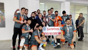 Develi Belediyespor şampiyonluk kupasını kaldırdı