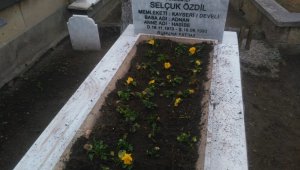 Develi'de ekipler şehit mezarlarını çiçeklerle süsledi