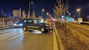 Hafif ticari araçlar çarpıştı, tramvay durağı zarar gördü