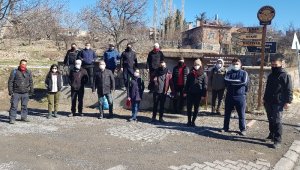 Hem sağlık için yürüdüler hem de çevreyi temizlediler