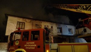 İş yerinin yanan çatısı itfaiye ekiplerini harekete geçirdi