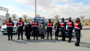 Kadın jandarmalardan yolculuk yapan kadınlara 'karanfilli' sürpriz