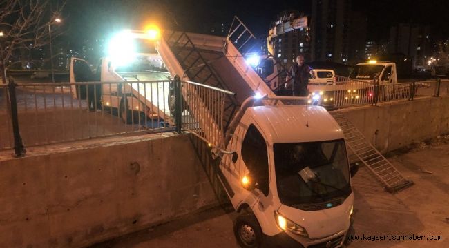 Kanala uçan kamyonetin alkollü sürücüsü yaralandı