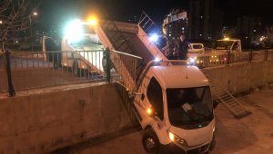 Kanala uçan kamyonetin alkollü sürücüsü yaralandı