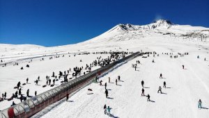 Kar yağdı tatilciler Erciyes'e akın etti