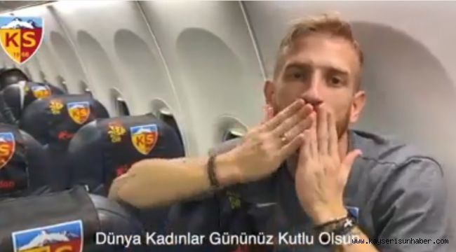 Kayserisporlu futbolcular Dünya Kadınlar Günü'nü kutladı