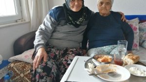 Kendisini felç geçiren annesine adadı