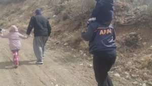 Mahsur kalan çocukları sırtlarında taşıyarak kurtardılar