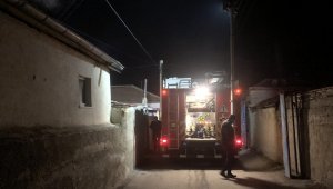 Müstakil evin çatısında çıkan yangın söndürüldü