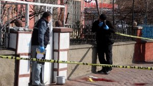 Öğretmen, tartıştığı komşusunu kafasından vurdu