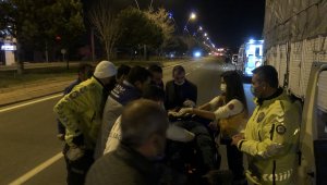 Ticari araç park halindeki kamyona çarptı: 2 yaralı