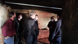 Tomarza Kaymakamı Cebeci ve Başkan Şahin 12 hayvanı telef olan vatandaşa geçmiş olsun ziyaretinde bulundu