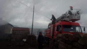 Tomarza'daki yangında ev kullanılamaz hale geldi