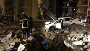 Yol çalışması için açılan çukura uçan otomobilin sürücüsü hayatını kaybetti