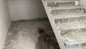 Başı dönen inşaat işçisi 2. kattan merdiven boşluğuna düştü