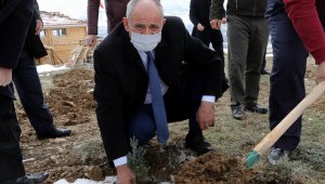 Başkan Öztürk polislerle birlikte ağaç dikti