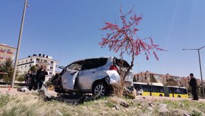 Direksiyon hakimiyeti kaybolan araç kaldırıma çıktı: 2 yaralı