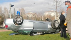 Direksiyon hakimiyeti kaybolan otomobil takla attı