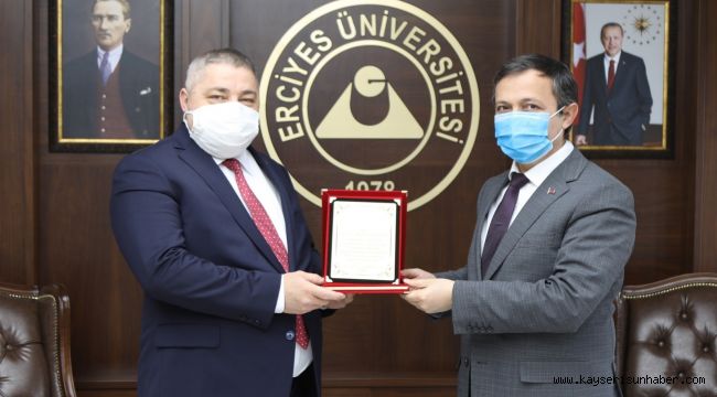 ERÜ Rektörü Çalış tıp literatürüne 3 yeni cerrahi tedavi yöntemi kazandıran Prof. Dr. Abdullah Demirtaş'ı tebrik etti