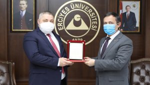 ERÜ Rektörü Çalış tıp literatürüne 3 yeni cerrahi tedavi yöntemi kazandıran Prof. Dr. Abdullah Demirtaş'ı tebrik etti
