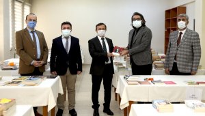 ERÜ Rektörü Prof. Dr. Mustafa Çalış kitap bağışında bulundu