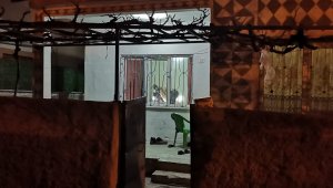 Evde otururken dışardan açılan ateş sonucu yaralandı