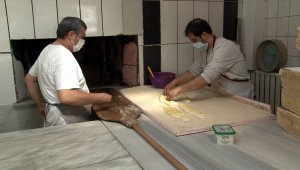 Fırıncıların 300 derecelik ateşte zorlu mesaisi