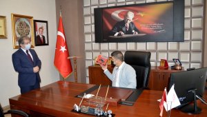 İl Sağlık Müdürünün koltuğuna oturan otizmli Eren Aksoy, TMM'ye dikkat çekti