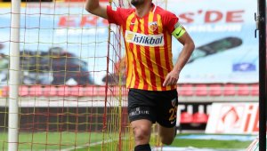 İlhan Parlak gollerine devam ediyor