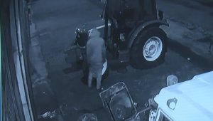 Kapüşonlu hırsız 5 traktörün aküsünü çaldı