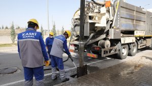 KASKİ ızgaraları temizliyor