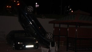 Kayseri'de bir garip kaza: Otoparka düşen otomobil dik durdu