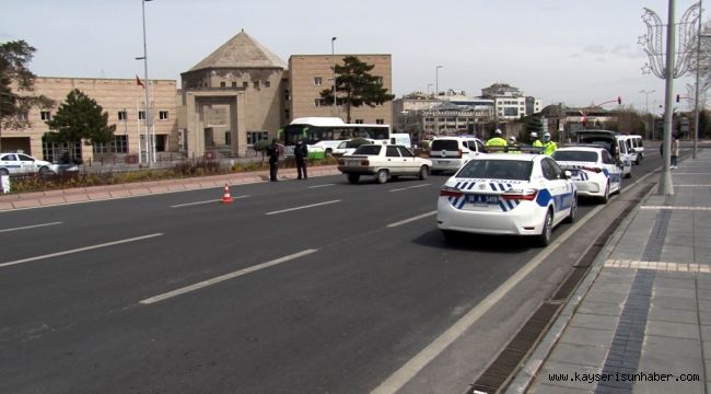 Kayseri'de cadde ve sokaklar boş kaldı, araç ve vatandaşlar denetlendi