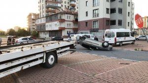 Kazada savrulan otomobil ters döndü: 2 yaralı
