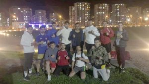 Kickboks'ta milli sporcular iftar sonrası paraşüt alanında antrenman yaptı