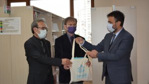 Kitap kurdu örnek öğretmen bir yılda 109 kitap okudu