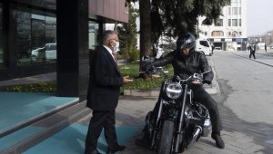 Motosiklet tutkunu Kürşat Tüzmen Başkan Büyükkılıç'ı ziyarete motosikletiyle geldi