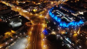 Otizm Farkındalık Günü'nde Tarihi Kayseri kalesi maviye büründü